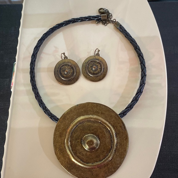 Antiqued gold medallion necklace and earrings set - Picture 1 of 4